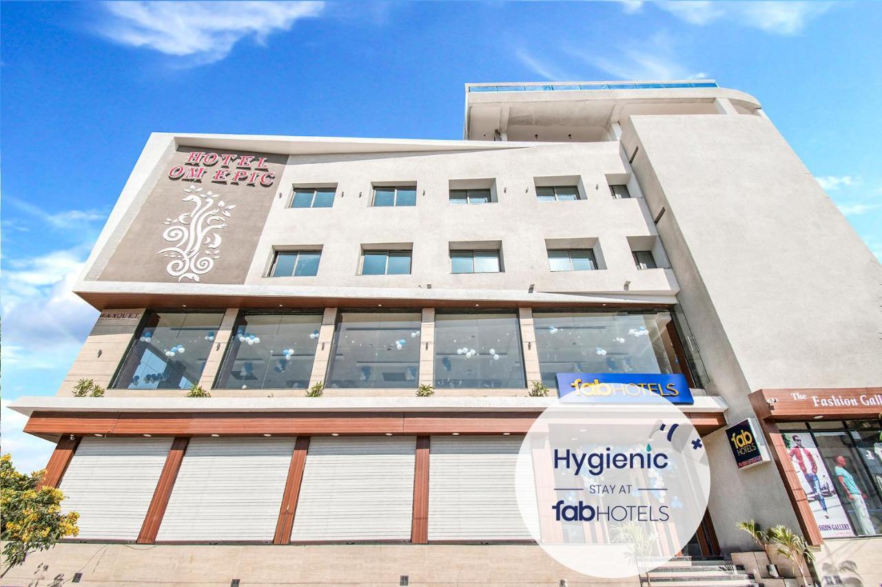Oyo 10219十十一酒店 印多尔 外观 照片