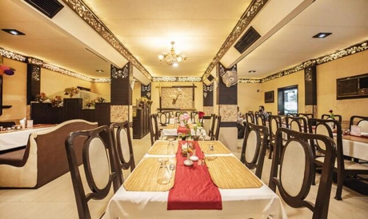 Oyo 10219十十一酒店 印多尔 外观 照片
